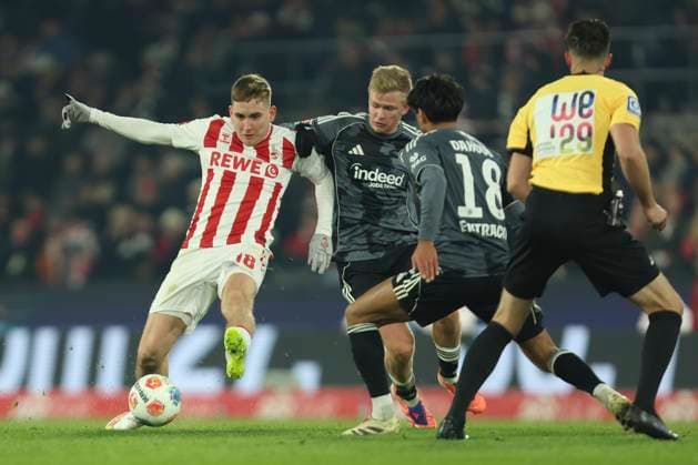 Isak Johannesson (1. FC Koeln), Jonathan Burkhardt (Eintracht Frankfurt) und Mahmoud Dahoud (Eintracht Frankfurt) im Zweikampf waehrend des spiels der Bundesliga zwischen 1. FC Köln und Eintracht Frankfurt, RheinEnergieSTADION am 22. November 2025 in Köln, Deutschland. (Foto von Oliver Kaelke DeFodi Images) +++ Isak Johannesson (1. FC Koeln), Jonathan Burkhardt (Eintracht Frankfurt) und Mahmoud Dahoud (Eintracht Frankfurt) battle for the ball during the Bundesliga match between 1. FC Köln and Eintracht Frankfurt at RheinEnergieSTADION on November 22, 2025 in Köln, Germany. (Photo by Oliver Kaelke DeFodi Images) DFL regulations prohibit any use of photographs as image sequences and or quasi-video. (Photo by Oliver Kaelke DeFodi Images)
