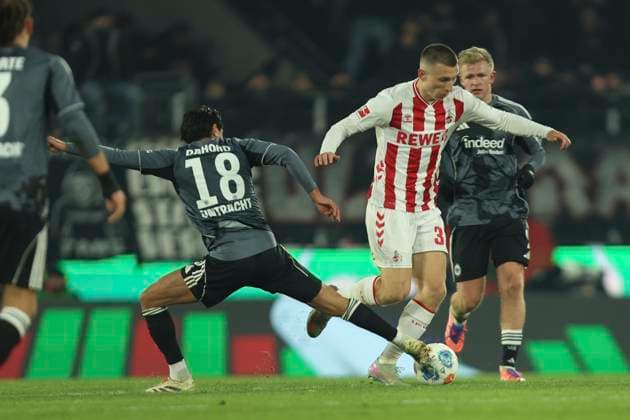 Mahmoud Dahoud (Eintracht Frankfurt), Kristoffer Lund (1. FC Koeln) und Jonathan Burkhardt (Eintracht Frankfurt) im Zweikampf waehrend des spiels der Bundesliga zwischen 1. FC Köln und Eintracht Frankfurt, RheinEnergieSTADION am 22. November 2025 in Köln, Deutschland. (Foto von Oliver Kaelke DeFodi Images) +++ Mahmoud Dahoud (Eintracht Frankfurt), Kristoffer Lund (1. FC Koeln) und Jonathan Burkhardt (Eintracht Frankfurt) battle for the ball during the Bundesliga match between 1. FC Köln and Eintracht Frankfurt at RheinEnergieSTADION on November 22, 2025 in Köln, Germany. (Photo by Oliver Kaelke DeFodi Images) DFL regulations prohibit any use of photographs as image sequences and or quasi-video. (Photo by Oliver Kaelke DeFodi Images)