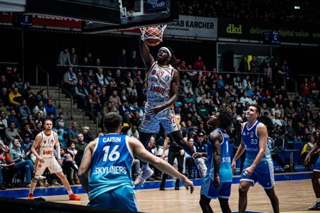 22.11.2025, xhfmx, Basketball easyCredit BBL Bundesliga, Frankfurt Skyliners - Würzburg Baskets Charles Thompson (Würzburg Basekts) mit einem Dunk (DFL DFB REGULATIONS PROHIBIT ANY USE OF PHOTOGRAPHS as IMAGE SEQUENCES and or QUASI-VIDEO) Frankfurt am Main