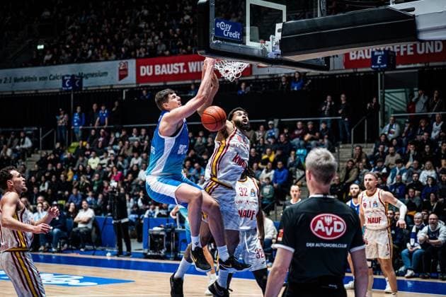 22.11.2025, xhfmx, Basketball easyCredit BBL Bundesliga, Frankfurt Skyliners - Würzburg Baskets v.l. Jacob Knauf (Skyliners Frankfurt) und David Muenkat (Würzburg Basekts) im Duell am Korb (DFL DFB REGULATIONS PROHIBIT ANY USE OF PHOTOGRAPHS as IMAGE SEQUENCES and or QUASI-VIDEO) Frankfurt am Main