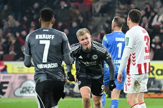 22.11.2025, xjhx, Fussball 1.Bundesliga, 1.FC Koeln - Eintracht Frankfurt v.l. Torjubel nach dem Tor zum celebrating the goal celebrate 1:4 durch Jonathan Jonny Burkardt (Eintracht Frankfurt) (DFL DFB REGULATIONS PROHIBIT ANY USE OF PHOTOGRAPHS as IMAGE SEQUENCES and or QUASI-VIDEO) Koeln