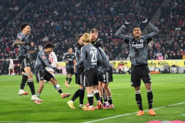 22.11.2025, xjhx, Fussball 1.Bundesliga, 1.FC Koeln - Eintracht Frankfurt v.l. Torjubel nach dem Tor zum celebrating the goal celebrate 1:4 durch Jonathan Jonny Burkardt (Eintracht Frankfurt) (DFL DFB REGULATIONS PROHIBIT ANY USE OF PHOTOGRAPHS as IMAGE SEQUENCES and or QUASI-VIDEO) Koeln