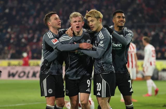 22.11.2025, Fussball Bundesliga, 1. FC Köln - Eintracht Frankfurt, v.l., Torjubel zum 1:3 durch Jonathan Burkardt (Eintracht Frankfurt), Mario Götze (Eintracht Frankfurt), Ritsu Doan (Eintracht Frankfurt), Ansgar Knauff (Eintracht Frankfurt), Goal celebration, celebrate the goal DFL DFB REGULATIONS PROHIBIT ANY USE OF PHOTOGRAPHS AS IMAGE SEQUENCES AND OR QUASI-VIDEO. xdcx Copyright: HMBxMedia Claus