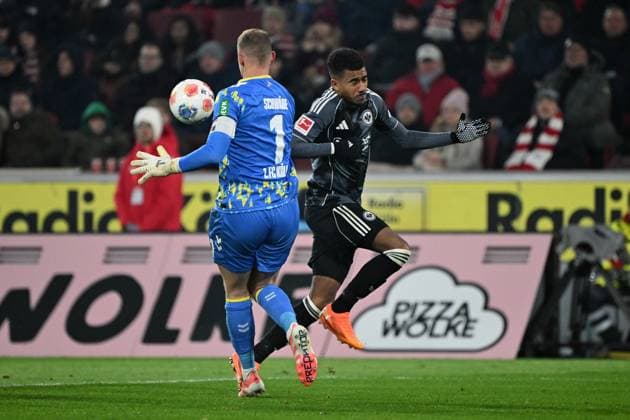 22.11.2025, xjhx, Fussball 1.Bundesliga, 1.FC Koeln - Eintracht Frankfurt v.l. Marvin Schwäbe (1.FC Köln, Koeln) Ansgar Knauff (Eintracht Frankfurt) Zweikampf, Aktion, action, battle for the ball (DFL DFB REGULATIONS PROHIBIT ANY USE OF PHOTOGRAPHS as IMAGE SEQUENCES and or QUASI-VIDEO) Koeln