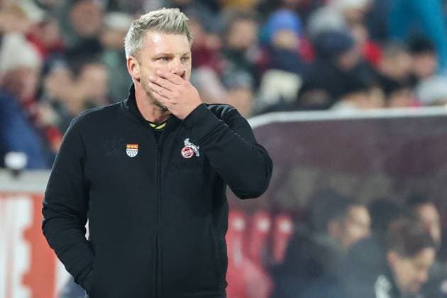 1. Bundesliga - 25 26 - 1. FC Köln - Eintracht Frankfurt am 22.11.2025 im RheinEnergieSTADION in Köln Trainer Lukasz Kwasniok (Koeln) unzufrieden, enttäuscht, enttaeuscht, niedergeschlagen.