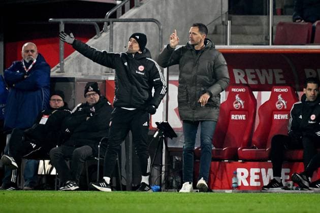 22.11.2025, xjhx, Fussball 1.Bundesliga, 1.FC Koeln - Eintracht Frankfurt v.l. Trainer Dino Toppmöller Toppmoeller (Eintracht Frankfurt) gibt Anweisungen, gestikuliert, mit den Armen gestikulieren gives instructions, gesticulate (DFL DFB REGULATIONS PROHIBIT ANY USE OF PHOTOGRAPHS as IMAGE SEQUENCES and or QUASI-VIDEO) Koeln