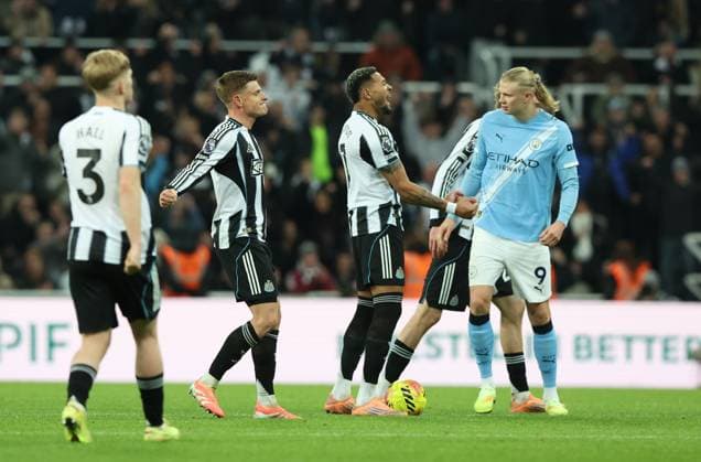 Newcastle Upon Tyne, England, 22nd November 2025. Harvey Barnes of Newcastle United celebrates scoring the second goal after var review during the Newcastle United vs Manchester City Premier League match at St. James Park, Newcastle Upon Tyne. Picture credit should read: Nigel Roddis Sportimage EDITORIAL USE ONLY. No use with unauthorised audio, video, data, fixture lists, club league logos or live services. Online in-match use limited to 120 images, no video emulation. No use in betting, games or single club league player publications. SPI_035_NR_NEWC_MANC SPI-4304-0036