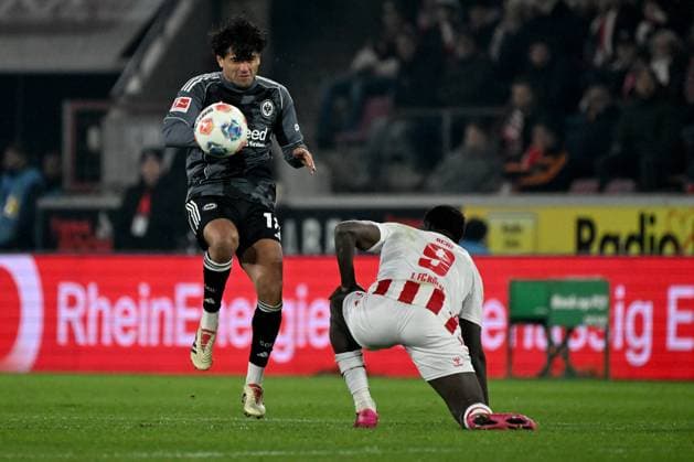 22.11.2025, xjhx, Fussball 1.Bundesliga, 1.FC Koeln - Eintracht Frankfurt v.l. Mahmoud Dahoud (Eintracht Frankfurt) Ragnar Ache (1.FC Köln, Koeln) Zweikampf, Aktion, action, battle for the ball (DFL DFB REGULATIONS PROHIBIT ANY USE OF PHOTOGRAPHS as IMAGE SEQUENCES and or QUASI-VIDEO) Koeln