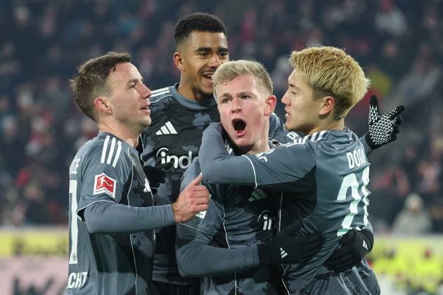 1. Bundesliga - 25 26 - 1. FC Köln - Eintracht Frankfurt am 22.11.2025 im RheinEnergieSTADION in Köln Jubel, Torjubel, Torschuetze, Torschütze Jonathan Jonny Burkardt (Frankfurt 9) jubelt nach seinem Tor zum 1 zu 3 mit der Mannschaft , hier mit Mario Götze Goetze Gotze (Frankfurt 27) , Ansgar Knauff (Frankfurt 7) und Ritsu Doan (Frankfurt 20)