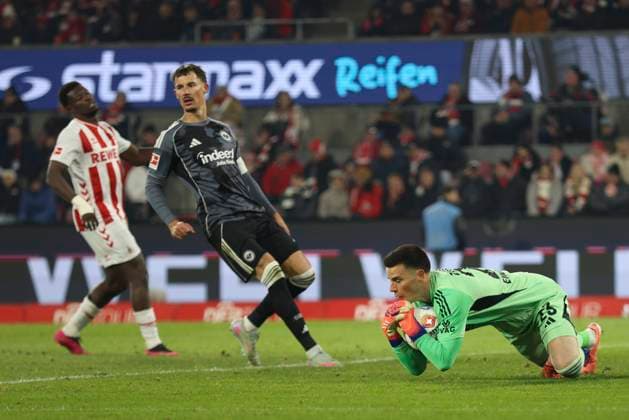 Torwart Michael Zetterer (Eintracht Frankfurt) in Aktion, am Ball, Einzelaktion waehrend des spiels der Bundesliga zwischen 1. FC Köln und Eintracht Frankfurt, RheinEnergieSTADION am 22. November 2025 in Köln, Deutschland. (Foto von Oliver Kaelke DeFodi Images) +++ Torwart Michael Zetterer (Eintracht Frankfurt) controls the ball during the Bundesliga match between 1. FC Köln and Eintracht Frankfurt at RheinEnergieSTADION on November 22, 2025 in Köln, Germany. (Photo by Oliver Kaelke DeFodi Images) DFL regulations prohibit any use of photographs as image sequences and or quasi-video. (Photo by Oliver Kaelke DeFodi Images)