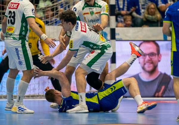 Zweikampf zwischen: Matej Klima (SC DHfK Leipzig) und Kristian Horzen (VfL Gummersbach, 27) VfL Gummersbach - SC DHfK Leipzig, Handball Daikin HBL Handball Bundesliga, 13, Spieltag, 22.11.2025 Copyright: HMBxMedia xMarcoxBader