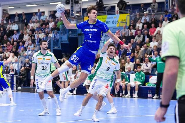 22.11.2025, xydrx, Handball, 1.HBL, VFL Gummersbach - SC DHfk Leipzig, Schwalbe-Arena: Julian Koester (VFL Gummersbach 7) im Zweikampf gegen Lucas Krzikalla (SC DHfk Leipzig 8) Nordrhein-Westfahlen Deutschland