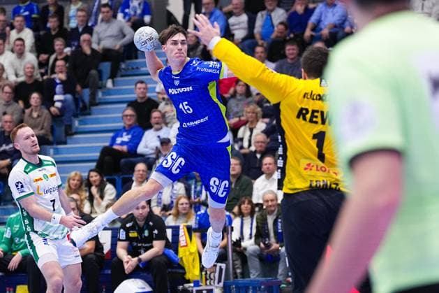 22.11.2025, xydrx, Handball, 1.HBL, VFL Gummersbach - SC DHfk Leipzig, Schwalbe-Arena: Miro Schluroff (VFL Gummersbach 15) beim Wurf auf das Tor von Domenico Ebner (SC DHfk Leipzig 1) Nordrhein-Westfahlen Deutschland