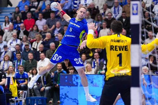 22.11.2025, xydrx, Handball, 1.HBL, VFL Gummersbach - SC DHfk Leipzig, Schwalbe-Arena: Tilen Kodrin (VFL Gummersbach 5) beim Wurf auf das Tor von Domenico Ebner (SC DHfk Leipzig 1) Nordrhein-Westfahlen Deutschland