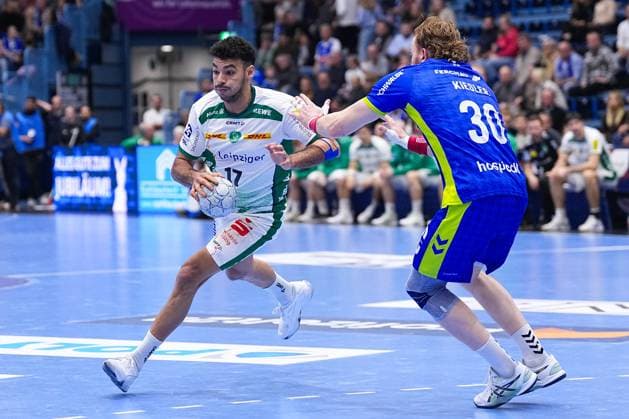 22.11.2025, xydrx, Handball, 1.HBL, VFL Gummersbach - SC DHfk Leipzig, Schwalbe-Arena: Ahmed Khairy (SC DHfk Leipzig 17) im Zweikampf gegen Tom Kiesler (VFL Gummersbach 30) Nordrhein-Westfahlen Deutschland