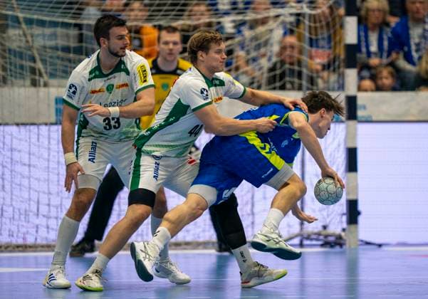 Zweikampf zwischen: Miro Schluroff (VfL Gummersbach, 15) und Blaer Hinriksson (SC DHfK Leipzig) VfL Gummersbach - SC DHfK Leipzig, Handball Daikin HBL Handball Bundesliga, 13, Spieltag, 22.11.2025 Copyright: HMBxMedia xMarcoxBader