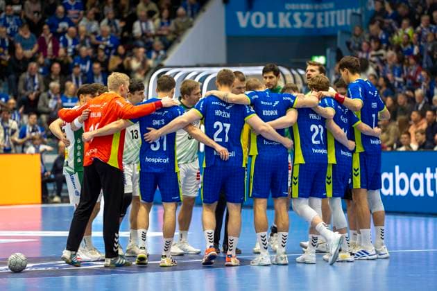 Die Mannschaften vor dem Anwurf in der Mitte des Feldes VfL Gummersbach - SC DHfK Leipzig, Handball Daikin HBL Handball Bundesliga, 13, Spieltag, 22.11.2025 Copyright: HMBxMedia xMarcoxBader