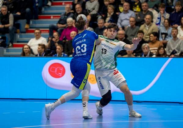 Zweikampf zwischen: Matej Klima (SC DHfK Leipzig) und Ole Pregler (VfL Gummersbach, 23) VfL Gummersbach - SC DHfK Leipzig, Handball Daikin HBL Handball Bundesliga, 13, Spieltag, 22.11.2025 Copyright: HMBxMedia xMarcoxBader