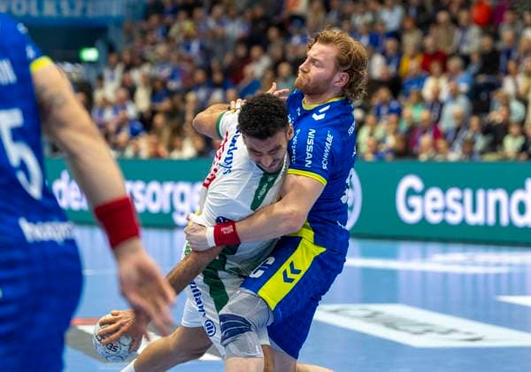 Zweikampf zwischen: Tom Kiesler (VfL Gummersbach, 30) und Ahmend Nasralla (SC DHfK Leipzig) VfL Gummersbach - SC DHfK Leipzig, Handball Daikin HBL Handball Bundesliga, 13, Spieltag, 22.11.2025 Copyright: HMBxMedia xMarcoxBader