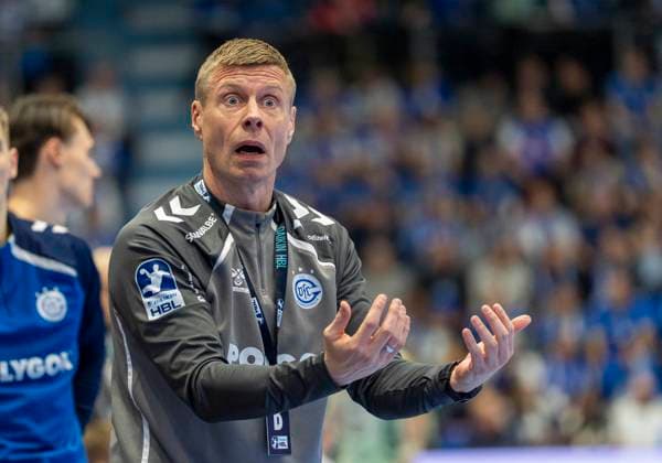 Gudjon Valur Sigurdsson (VfL Gummersbach, Cheftrainer) reklamiert. VfL Gummersbach - SC DHfK Leipzig, Handball Daikin HBL Handball Bundesliga, 13, Spieltag, 22.11.2025 Copyright: HMBxMedia xMarcoxBader