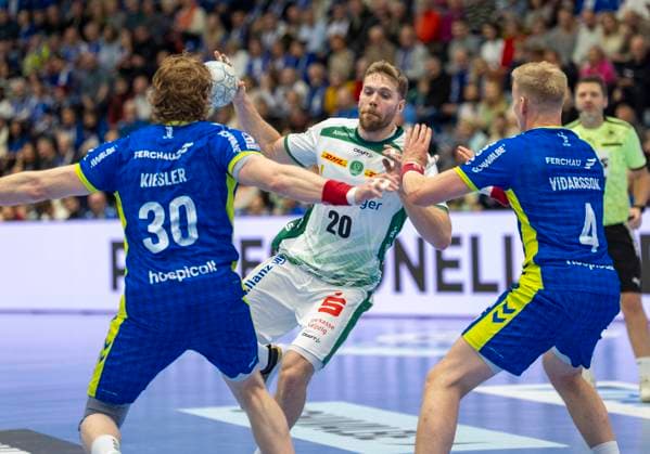 William Bogojevic (SC DHfK Leipzig) gegen Tom Kiesler (VfL Gummersbach, 30) und Ellidi Vidarsson (VfL Gummersbach, 4) VfL Gummersbach - SC DHfK Leipzig, Handball Daikin HBL Handball Bundesliga, 13, Spieltag, 22.11.2025 Copyright: HMBxMedia xMarcoxBader