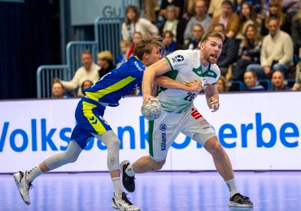 Zweikampf zwischen: Ole Pregler (VfL Gummersbach, 23) und William Bogojevic (SC DHfK Leipzig) VfL Gummersbach - SC DHfK Leipzig, Handball Daikin HBL Handball Bundesliga, 13, Spieltag, 22.11.2025 Copyright: HMBxMedia xMarcoxBader