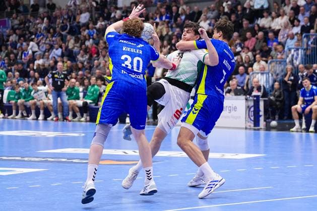 22.11.2025, xydrx, Handball, 1.HBL, VFL Gummersbach - SC DHfk Leipzig, Schwalbe-Arena: Matej Klima (SC DHfk Leipzig 13) im Zweikampf gegen Tom Kiesler (VFL Gummersbach 30) und Julian Koester (VFL Gummersbach 7) Nordrhein-Westfahlen Deutschland