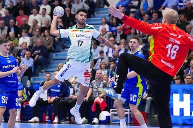 22.11.2025, xydrx, Handball, 1.HBL, VFL Gummersbach - SC DHfk Leipzig, Schwalbe-Arena: Ahmed Khairy (SC DHfk Leipzig 17) beim Wurf auf das Tor von Bertram Obling (VFL Gummersbach 16) Nordrhein-Westfahlen Deutschland