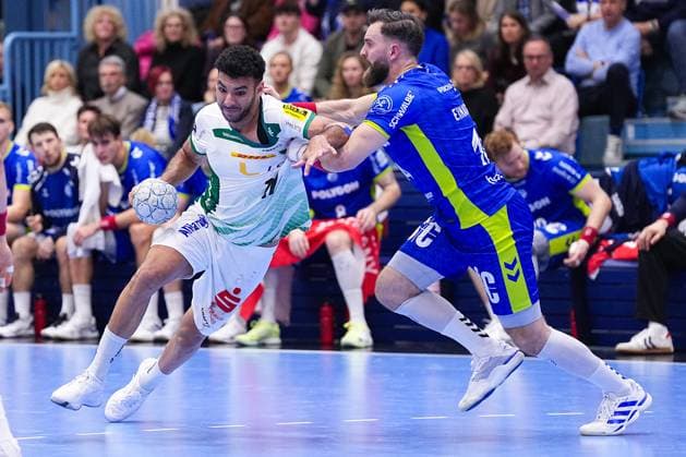 22.11.2025, xydrx, Handball, 1.HBL, VFL Gummersbach - SC DHfk Leipzig, Schwalbe-Arena: Ahmed Khairy (SC DHfk Leipzig 17) im Zweikampf gegen Teitur Einarsson (VFL Gummersbach 14) Nordrhein-Westfahlen Deutschland