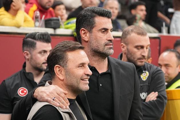 ISTANBUL, TURKEY - NOVEMBER 22: Galatasaray head coach Okan Buruk (L) and Genclerbirligi head coach Volkan Demirel (R) posed for the media before the Trendyol Super League match between Galatasaray SK and Genclerbirligi SK at Rams Park Stadium on November 22, 2025 in Istanbul, Turkey. Istanbul Turkey Copyright: xSeskimphotox GSaray-Gencler-221125 (1)