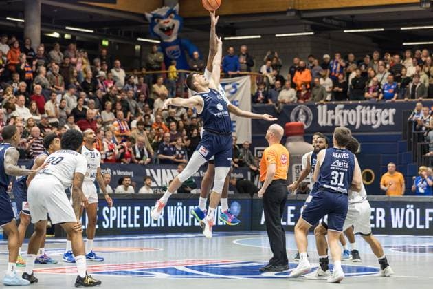 GER, easy-Credit Basketball-Bundesliga, Syntainics MBC - MLP Academics Heidelberg. 22.11.2025, Stadthalle, Weißenfels, GER, easy-Credit Basketball-Bundesliga, Syntainics MBC - MLP Academics Heidelberg. Tipp off, , Jure Planinic (Syntainics MBC, 44), Osun Osunniyi (MLP Academics Heidelberg 12) Â Foto Alexander Trienitz Weißenfels Stadthalle Sachsen-Anhalt Deutschland
