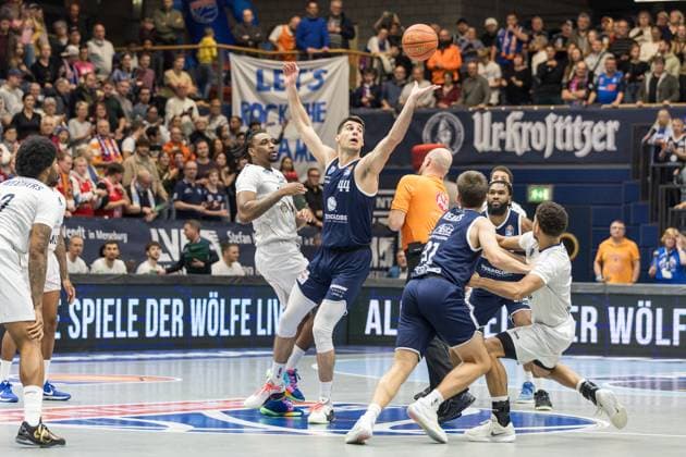 GER, easy-Credit Basketball-Bundesliga, Syntainics MBC - MLP Academics Heidelberg. 22.11.2025, Stadthalle, Weißenfels, GER, easy-Credit Basketball-Bundesliga, Syntainics MBC - MLP Academics Heidelberg. Jure Planinic (Syntainics MBC, 44) Â Foto Alexander Trienitz Weißenfels Stadthalle Sachsen-Anhalt Deutschland