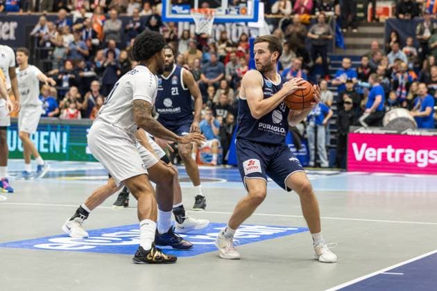 GER, easy-Credit Basketball-Bundesliga, Syntainics MBC - MLP Academics Heidelberg. 22.11.2025, Stadthalle, Weißenfels, GER, easy-Credit Basketball-Bundesliga, Syntainics MBC - MLP Academics Heidelberg. Spencer Reaves (Syntainics MBC, 31) Â Foto Alexander Trienitz Weißenfels Stadthalle Sachsen-Anhalt Deutschland