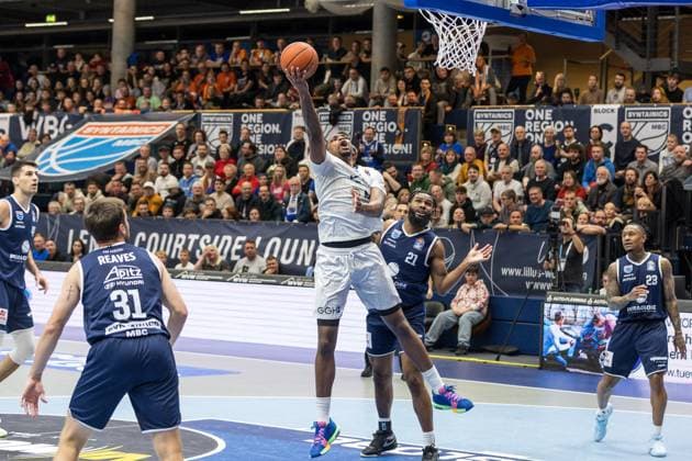 GER, easy-Credit Basketball-Bundesliga, Syntainics MBC - MLP Academics Heidelberg. 22.11.2025, Stadthalle, Weißenfels, GER, easy-Credit Basketball-Bundesliga, Syntainics MBC - MLP Academics Heidelberg. Osun Osunniyi (MLP Academics Heidelberg 12) Â Foto Alexander Trienitz Weißenfels Stadthalle Sachsen-Anhalt Deutschland