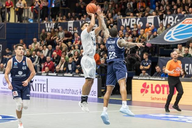 GER, easy-Credit Basketball-Bundesliga, Syntainics MBC - MLP Academics Heidelberg. 22.11.2025, Stadthalle, Weißenfels, GER, easy-Credit Basketball-Bundesliga, Syntainics MBC - MLP Academics Heidelberg. Kevin McClain (MLP Academics Heidelberg 3) Â Foto Alexander Trienitz Weißenfels Stadthalle Sachsen-Anhalt Deutschland