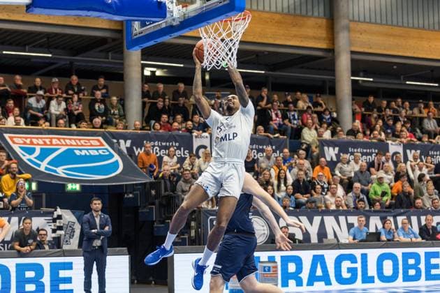 GER, easy-Credit Basketball-Bundesliga, Syntainics MBC - MLP Academics Heidelberg. 22.11.2025, Stadthalle, Weißenfels, GER, easy-Credit Basketball-Bundesliga, Syntainics MBC - MLP Academics Heidelberg. Michael Weathers (MLP Academics Heidelberg 20) Â Foto Alexander Trienitz Weißenfels Stadthalle Sachsen-Anhalt Deutschland