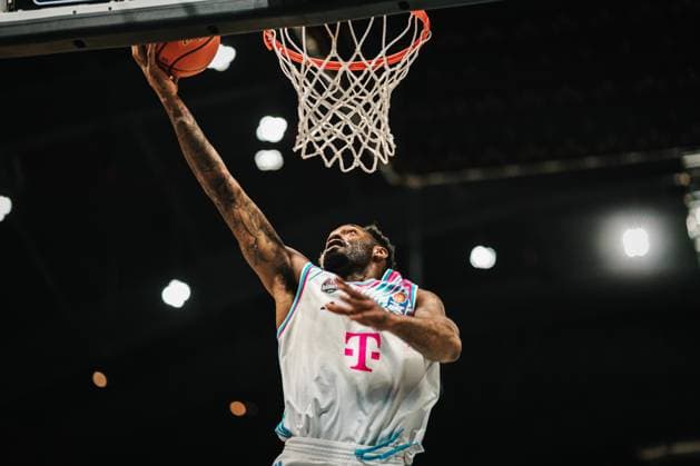 Easycredit BBL: Basketball Braunschweig Löwen - Telekom Baskets Bonn, 22.11.25 Jeff Garrett Jr. (Telekom Baskets Bonn, 4); Easycredit BBL: Basketball Braunschweig Löwen vs. Telekom Baskets Bonn am 22.11.2025 in der Volkswagen Halle, Braunschweig Copyright: xBEAUTIFULxSPORTS Tonhäuserx