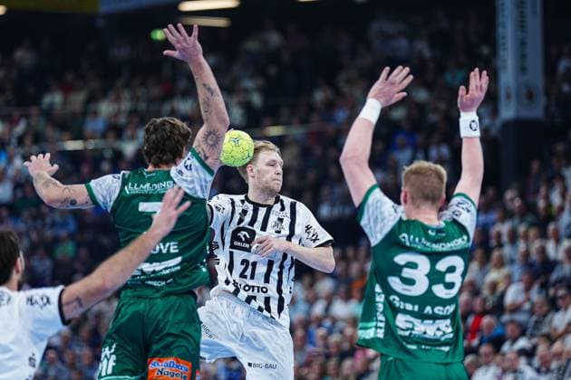Victor Kloeve (Frisch Auf Goeppingen, 07), Eric Johansson (THW Kiel, 21), Ymir Oern Gislason (Frisch Auf Goeppingen, 33) GER, THW Kiel vs. Frisch Auf Goeppingen, Handball, 1. Bundesliga, Spieltag 13, Saison 2025 2026, 22.11.2025 GER, THW Kiel vs. Frisch Auf Goeppingen, Handball, 1. Bundesliga, Spieltag 13, Saison 2025 2026, 22.11.2025 Kiel Copyright: xEibner-Pressefoto MarcelxvonxFehrnx EP_MFN