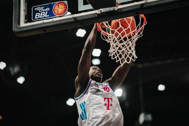 Easycredit BBL: Basketball Braunschweig Löwen - Telekom Baskets Bonn, 22.11.25 Kur Jongkuch (Telekom Baskets Bonn, 15); Easycredit BBL: Basketball Braunschweig Löwen vs. Telekom Baskets Bonn am 22.11.2025 in der Volkswagen Halle, Braunschweig Copyright: xBEAUTIFULxSPORTS Tonhäuserx