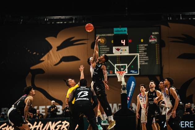Easycredit BBL: Basketball Braunschweig Löwen - Telekom Baskets Bonn, 22.11.25 Beginn des Spiels; Easycredit BBL: Basketball Braunschweig Löwen vs. Telekom Baskets Bonn am 22.11.2025 in der Volkswagen Halle, Braunschweig Copyright: xBEAUTIFULxSPORTS Tonhäuserx