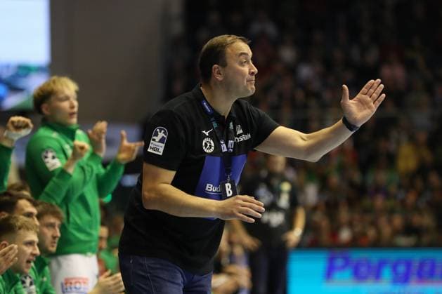 22.11.2025, xgox, Handball, Daikin HBL, SC Magdeburg - HSG Wetzlar v.l. Momir Ilic (Wetzlar, Trainer) gibt Anweisungen, gestikuliert mit den Armen, gesticulate, gives instructions Magdeburg