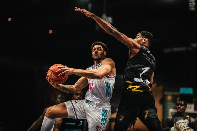 Easycredit BBL: Basketball Braunschweig Löwen - Telekom Baskets Bonn, 22.11.25 Joel Aminu (Telekom Baskets Bonn, 21); Easycredit BBL: Basketball Braunschweig Löwen vs. Telekom Baskets Bonn am 22.11.2025 in der Volkswagen Halle, Braunschweig *** Easycredit BBL Basketball Braunschweig Löwen Telekom Baskets Bonn, 22 11 25 Joel Aminu Telekom Baskets Bonn, 21 Easycredit BBL Basketball Braunschweig Löwen vs Telekom Baskets Bonn on 22 11 2025 in the Volkswagen Halle, Braunschweig Copyright: xBEAUTIFULxSPORTS Tonhäuserx