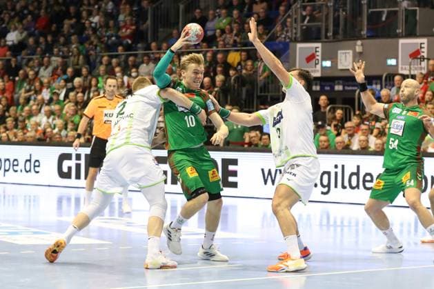 22.11.2025, xgox, Handball, Daikin HBL, SC Magdeburg - HSG Wetzlar v.l. Josip Simic (Wetzlar, 10), Gisli Thorgeir Kristjansson (Magdeburg, 10), Josip Simic (Wetzlar, 10) Zweikampf, Duell, Kampf, tackle Magdeburg