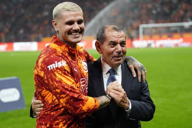 ISTANBUL, TURKEY - NOVEMBER 22: oAhead of his 100th Turkish Super League appearance with Galatasaray, Mauro Icardi was presented with a commemorative plaque and a signed jersey by club president Dursun Ozbek before the Trendyol Super League match between Galatasaray SK and Genclerbirligi SK at Rams Park Stadium on November 22, 2025 in Istanbul, Turkey. Istanbul Turkey Copyright: xSeskimphotox GSaray-Gencler-221125 (23)