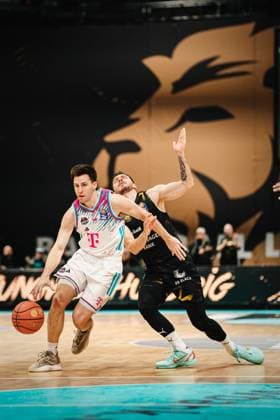 Easycredit BBL: Basketball Braunschweig Löwen - Telekom Baskets Bonn, 22.11.25 Grayson Murphy (Telekom Baskets Bonn, 7); Easycredit BBL: Basketball Braunschweig Löwen vs. Telekom Baskets Bonn am 22.11.2025 in der Volkswagen Halle, Braunschweig Copyright: xBEAUTIFULxSPORTS Tonhäuserx