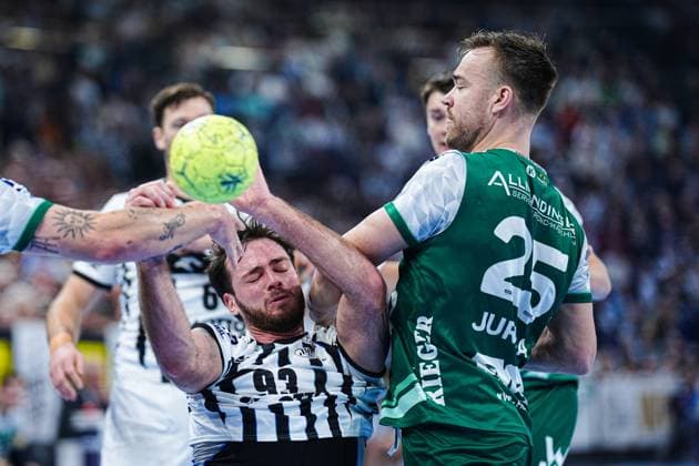 Veron Nacinovic (THW Kiel, 93), Ludwig Jurmala Astroem (Frisch Auf Goeppingen, 25) GER, THW Kiel vs. Frisch Auf Goeppingen, Handball, 1. Bundesliga, Spieltag 13, Saison 2025 2026, 22.11.2025 GER, THW Kiel vs. Frisch Auf Goeppingen, Handball, 1. Bundesliga, Spieltag 13, Saison 2025 2026, 22.11.2025 Kiel Copyright: xEibner-Pressefoto MarcelxvonxFehrnx EP_MFN