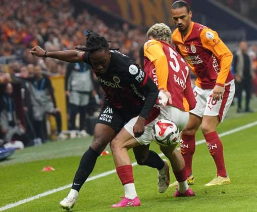 ISTANBUL, TURKEY - NOVEMBER 22: Leroy Sane (10) , Baris Alper Yilmaz (C) of Galatasaray and Daryl Franco (70) of Genclerbirligi battle for the ball during the Trendyol Super League match between Galatasaray SK and Genclerbirligi SK at Rams Park Stadium on November 22, 2025 in Istanbul, Turkey. Istanbul Turkey Copyright: xSeskimphotox GSaray-Gencler-221125 (59)