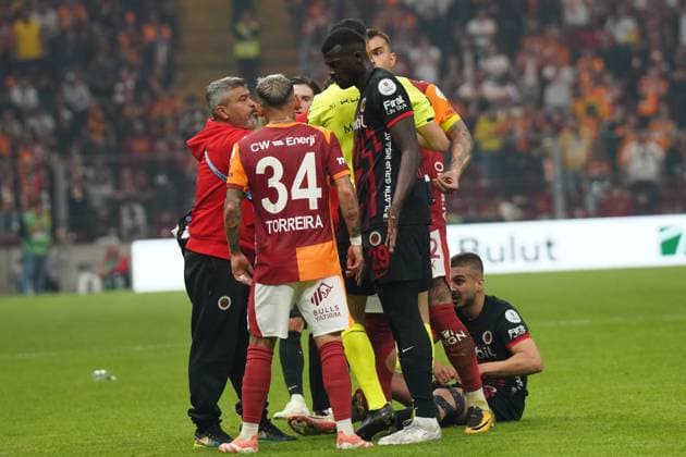 ISTANBUL, TURKEY - NOVEMBER 22: Ogulcan Ulgunof Genclerbirligi injured during the Trendyol Super League match between Galatasaray SK and Genclerbirligi SK at Rams Park Stadium on November 22, 2025 in Istanbul, Turkey. Istanbul Turkey Copyright: xSeskimphotox GSaray-Gencler-221125 (67)