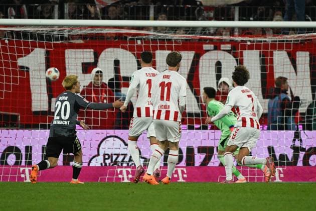 22.11.2025, xjhx, Fussball 1.Bundesliga, 1.FC Koeln - Eintracht Frankfurt v.l. Marius Bülter (1.FC Köln, Koeln) Torschuetze, erzielt das Tor, Treffer, scores the goal 2:4 Michael Zetterer (Eintracht Frankfurt) (KORREKTUR) (DFL DFB REGULATIONS PROHIBIT ANY USE OF PHOTOGRAPHS as IMAGE SEQUENCES and or QUASI-VIDEO) Koeln