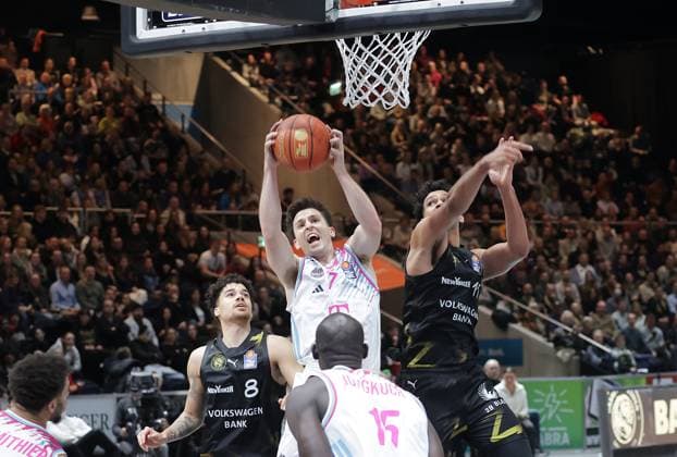 Grayson Murphy (BONN) , David N™Guessan (Braunschweiger Basketball Loewen) Basketball, Herren, Saison 2025 2026, easyCredit Basketball-Bundesliga, Basketball Loewen Braunschweig gegen Telekom Baskets Bonn